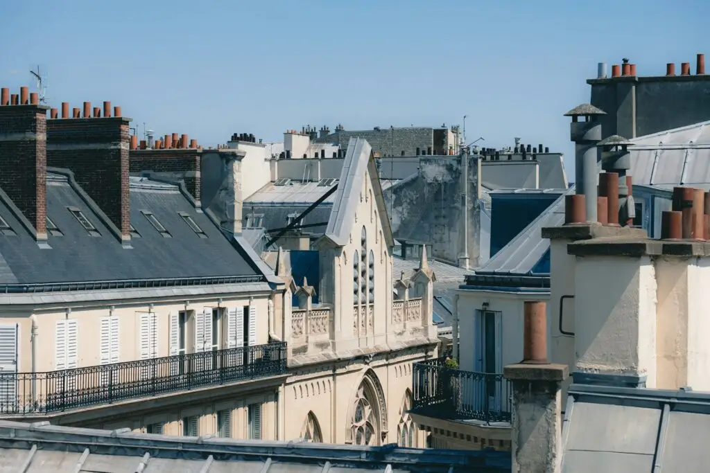 Toits haussmanniens de Paris vus depuis un point haut, exemple typique de bâti parisien pour relevé 3D et scan to BIM